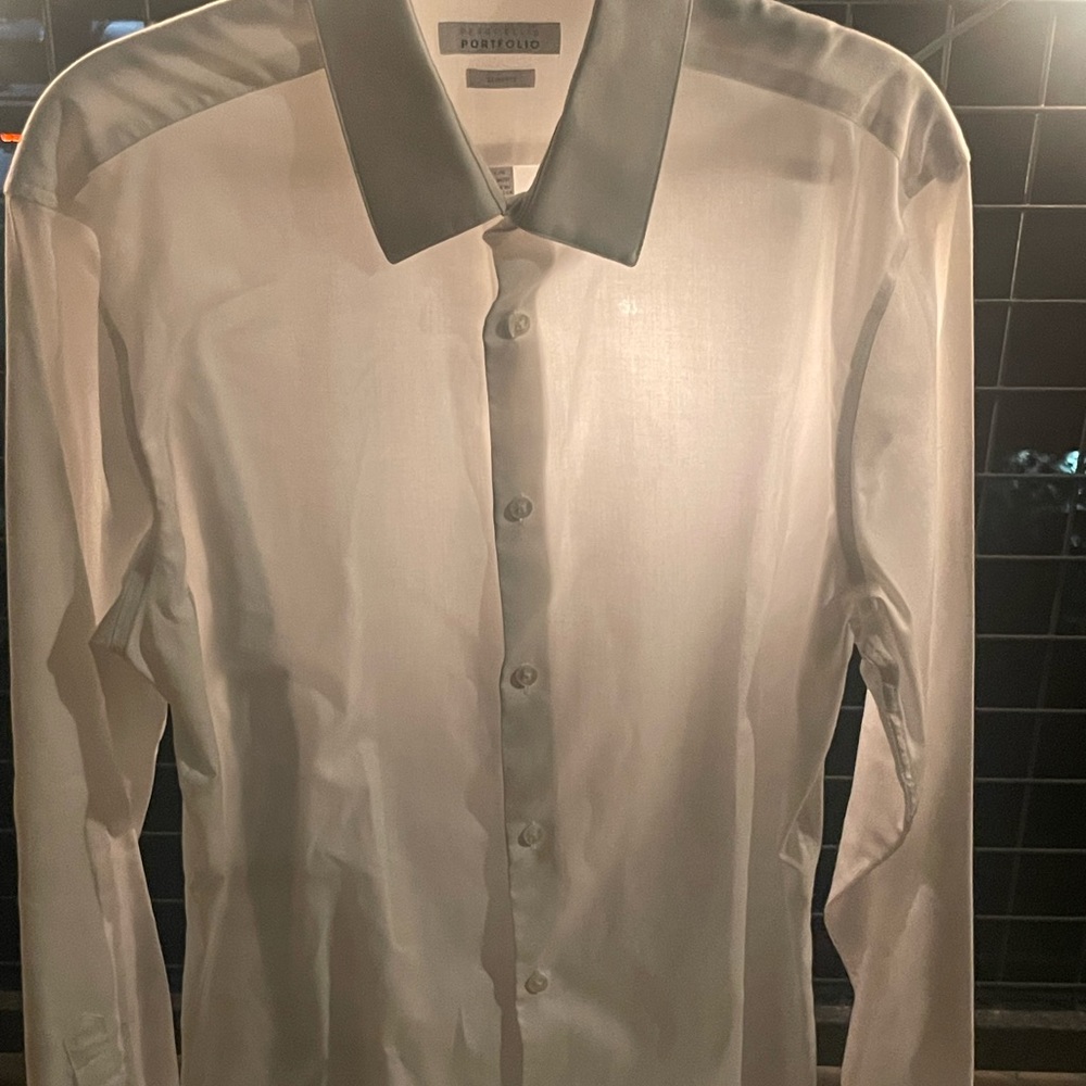 I am selling a plain white Perry Ellis portfolio